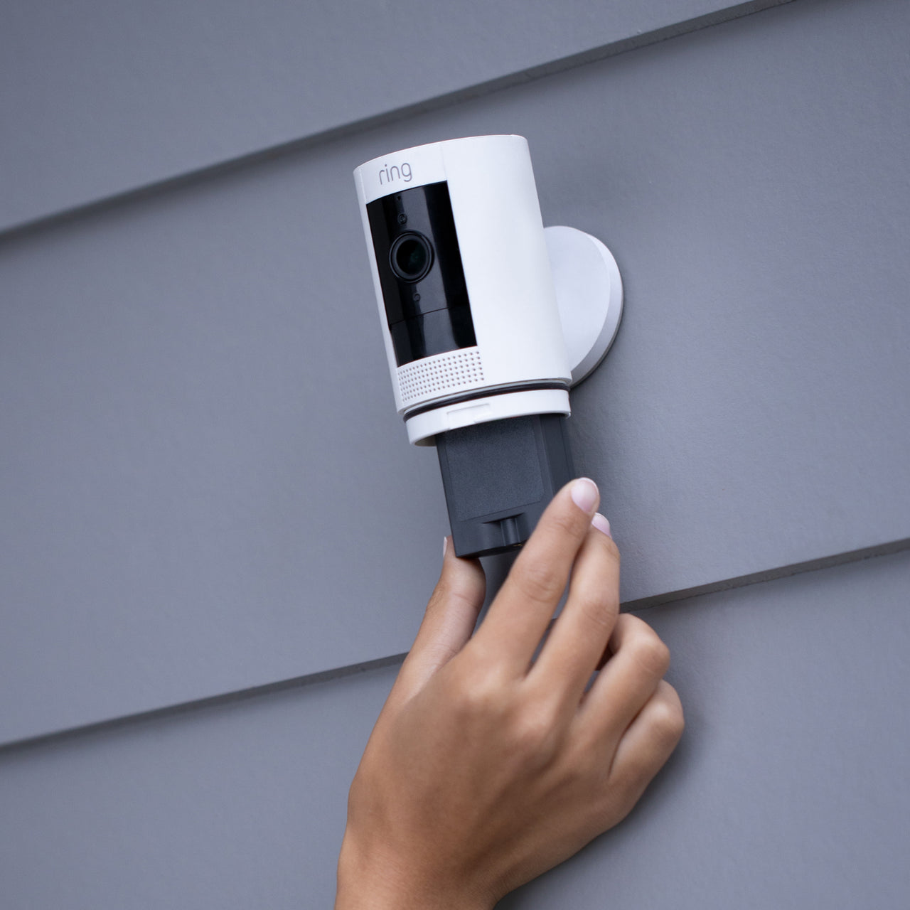 files/ring_suc-battery-wht_slate5_outdoor_en_1500x1500_b744315d-d4b0-4e8d-8d90-cc4cfefef3f0.jpg